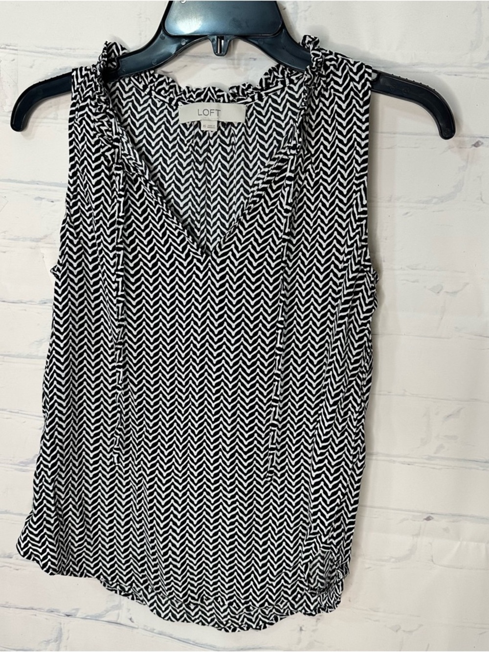 Women’s Loft XS Black
&‎ White Sleeveless Top